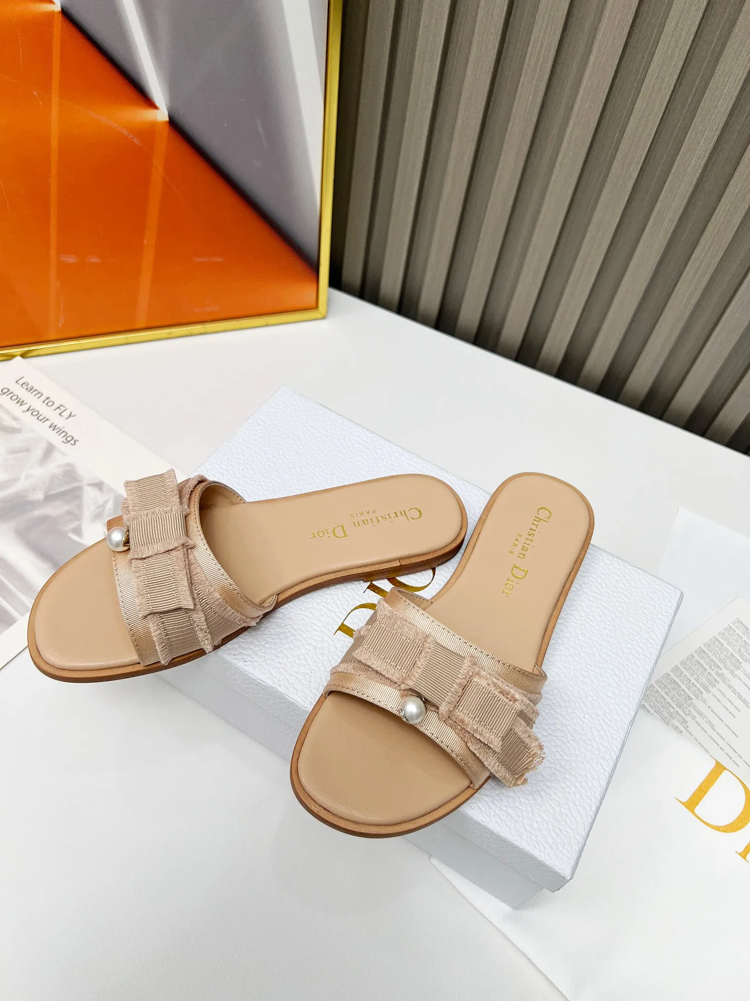 👟👟Ex-factory price 340👟👟 Genuine leather sole +40 DIOR purchasing grade Dior Dior new colors new elements DIOR spring and summer new round toe pearl open toe slippers, retro and versatile. The top version on the market. Upper: Original molded fabric Lining: Water-dyed sheepskin lining Size: #35-42 (40, 41, 42 custom-made, non-refundable)